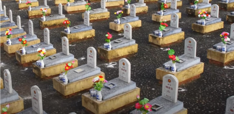 Mơ thấy bia mộ - Đọc được tên trên bia mộ Mơ thấy bia mộ - Đọc được tên trên bia mộ